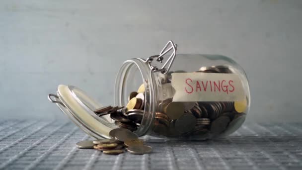 スローモーション コインはお金節約ラベル 金融の概念とガラスの瓶からドロップ アウト — ストック動画