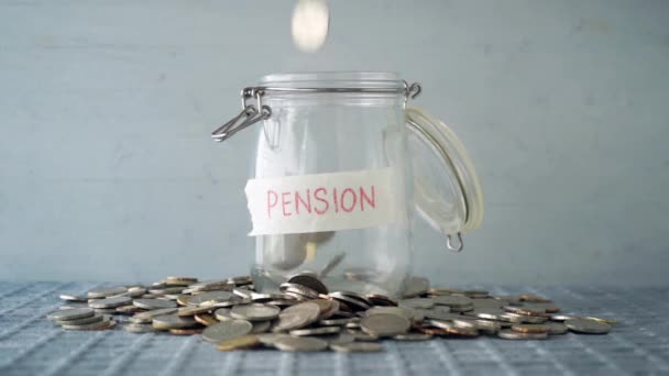 慢动硬币钱掉进玻璃瓶与养老金标签 财务概念 — 图库视频影像