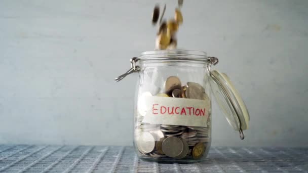 Dinheiro Moeda Movimento Lento Caiu Frasco Vidro Com Etiqueta Educação — Vídeo de Stock