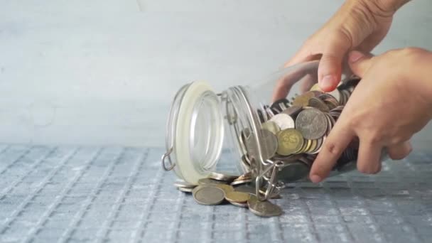 Slow Motion Handen Gieten Munten Geld Uit Glazen Pot Financiële — Stockvideo