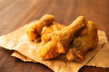 Orijinal tarifi kızarmış tavuk yakın