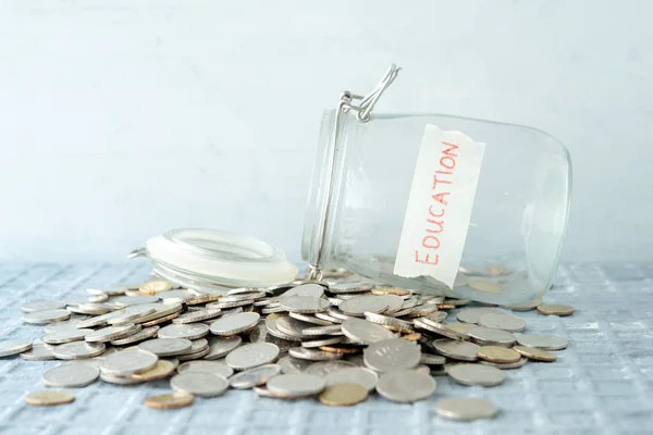 Сохранение банка с монетами — стоковое фото