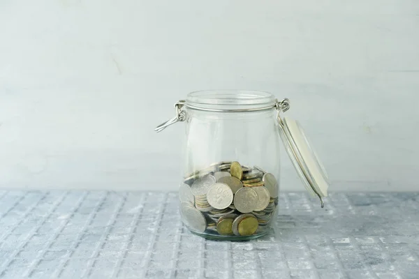 Sparar burken med mynt — Stockfoto