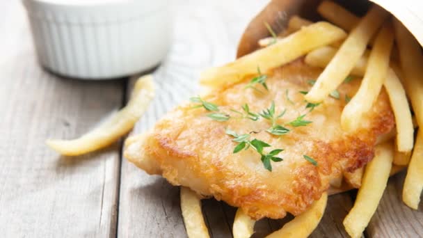 Fish Chips Gebratenes Fischfilet Mit Pommes Frites Auf Hellem Holzgrund — Stockvideo