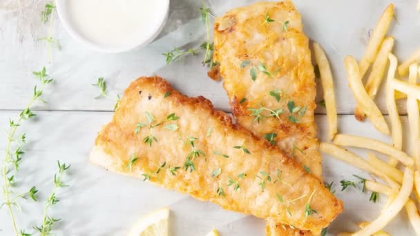 Fish Chips Stekt Fiskfilé Med Pommes Frites Ljusa Trä Bakgrund — Stockvideo