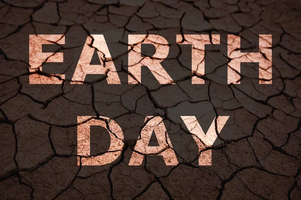 Earth Day Text op droge gebarsten grond. — Stockfoto