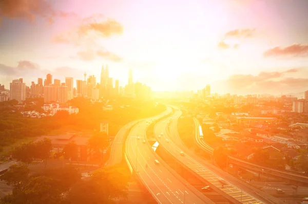 Linha do horizonte de Kuala Lumpur ao pôr do sol — Fotografia de Stock