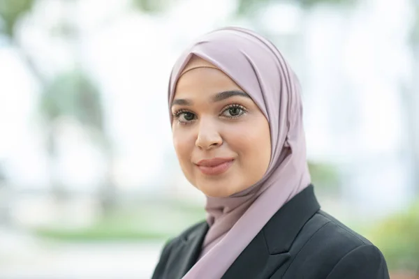 Muslimische Frau im Businessanzug — Stockfoto