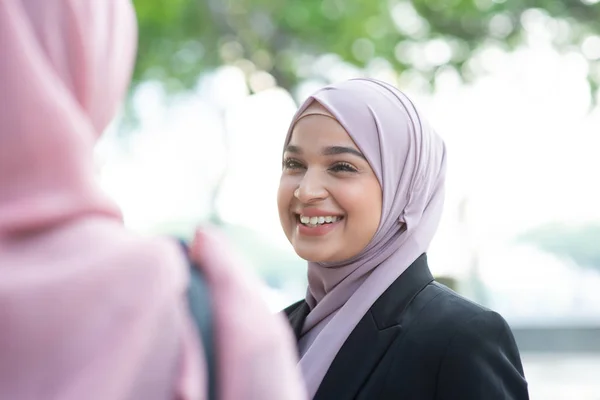 Moslim zakenvrouw praten — Stockfoto