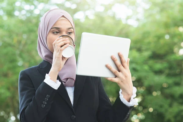 Muslimská obchodní žena půjde do práce — Stock fotografie