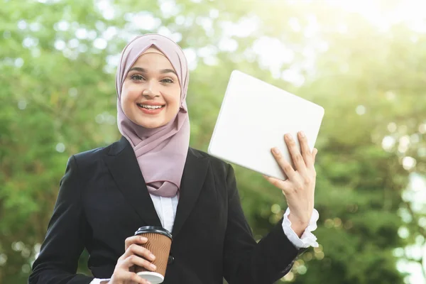 Mulher de negócios muçulmana vai trabalhar — Fotografia de Stock