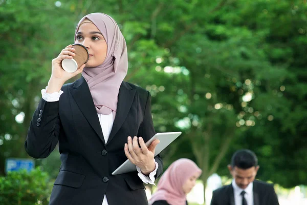 Muslimská obchodní žena půjde do práce — Stock fotografie