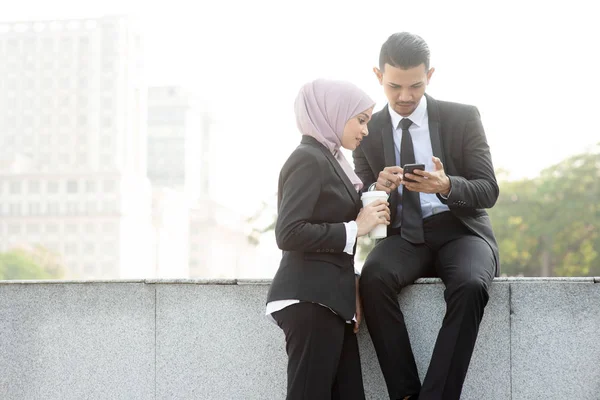 Mensen uit het bedrijfsleven met behulp van smartphone — Stockfoto