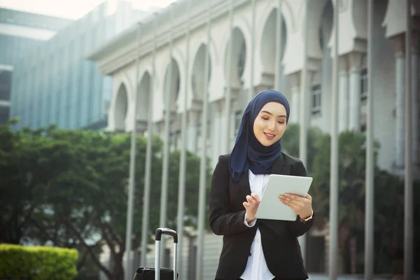 Muslimische Frau arbeitet am Tischcomputer im Freien — Stockfoto