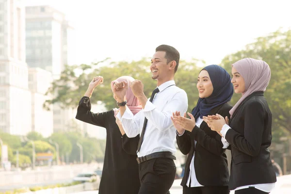 Muslimska affärsfolk hejar — Stockfoto