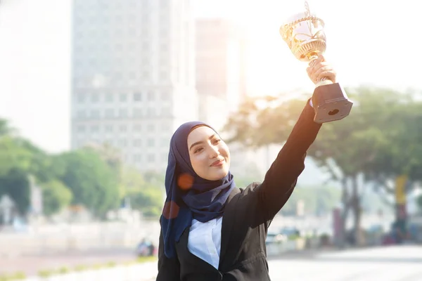 Zakenvrouw hand houden een trofee — Stockfoto