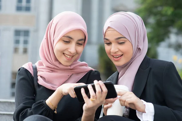 Mujeres musulmanas usando teléfono inteligente — Foto de Stock