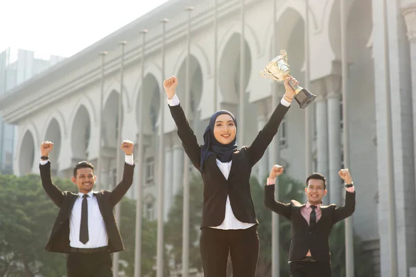 Mulher de negócios muçulmana segurando um troféu — Fotografia de Stock