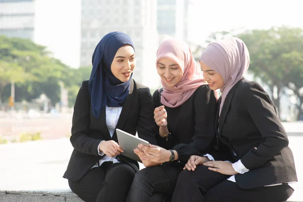 Muslimska affärskvinnor diskuterar — Stockfoto