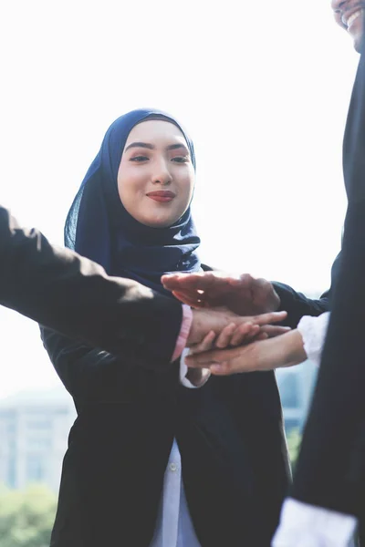 Business mensen stapelen handen — Stockfoto