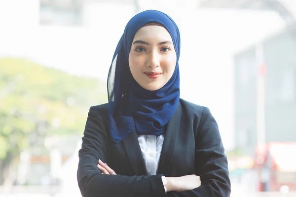 Muslimische Frau im Businessanzug. — Stockfoto