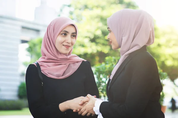 Muslimische Geschäftsfrauen grüßen — Stockfoto