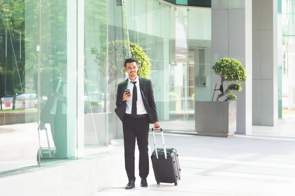 Geschäftsmann mit Gepäck zu Fuß zum Flughafen — Stockfoto