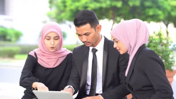 Muzułmańskich Ludzi Biznesu Dyskusji Laptopem Zewnątrz — Wideo stockowe