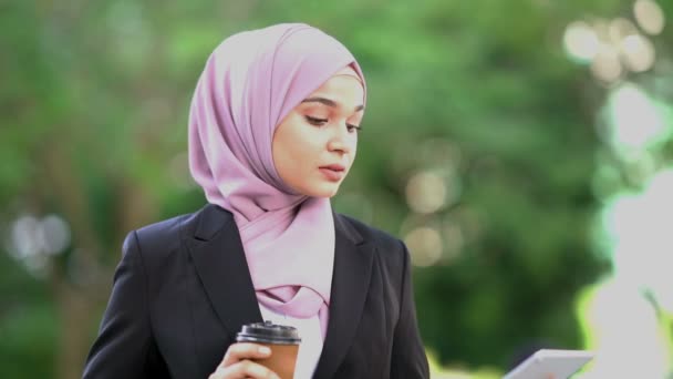 Muslim Business Woman Drinking Coffee While Going Work Morning — Stock Video