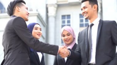 İşadamları el titreme, ön ofis binasında ayakta, çok ırklı iş kavramı.