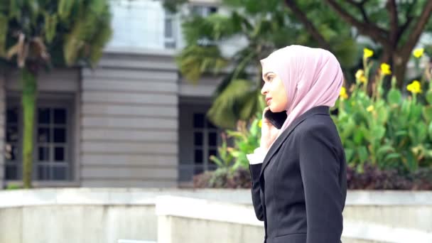 Mulher Negócios Muçulmana Falando Telefone Enquanto Caminha — Vídeo de Stock