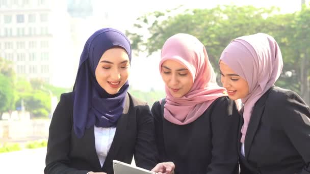 Moslim Zakenvrouwen Die Tablet Gebruiken Samen Lachen — Stockvideo