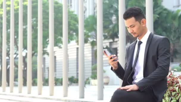 Podnikatel Používající Mobilní Telefon Venkovním Prostředí Během Hodiny — Stock video