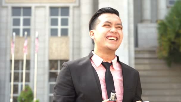 Asiatiska Business Man Vaping Sedan Hjärta Form Hand Skylt — Stockvideo