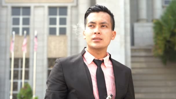 Aziatische Business Man Vaping Buiten Kantoor — Stockvideo
