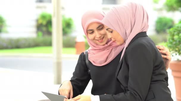 Muslim Business Women Discussing Outdoor Laptop — Stock Video