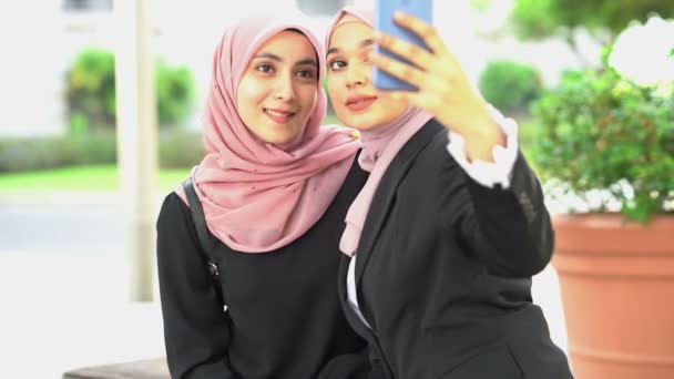 Muslim Kvinna Tagande Jag Foto Användande Smartphone Kamera — Stockvideo