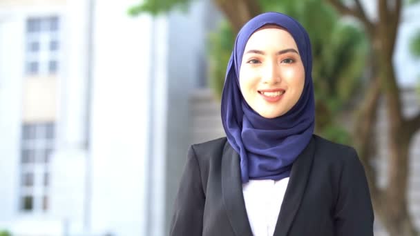 Όμορφη Μουσουλμανική Επιχείρηση Γυναίκα Χαμογελά — Αρχείο Βίντεο