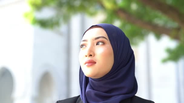 Schöne Muslimische Geschäftsfrau Lächelt — Stockvideo