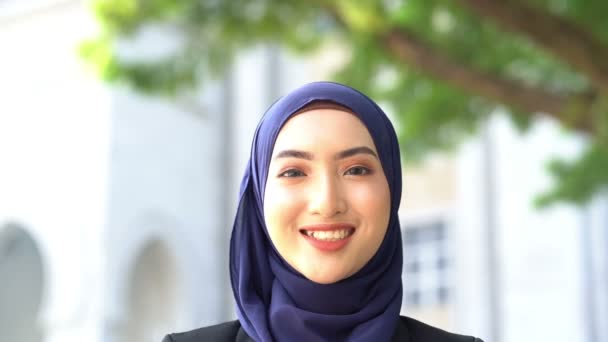 Wanita Bisnis Muslim Yang Cantik Tersenyum — Stok Video