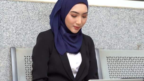穆斯林女商人面带微笑 使用笔记本电脑 — 图库视频影像