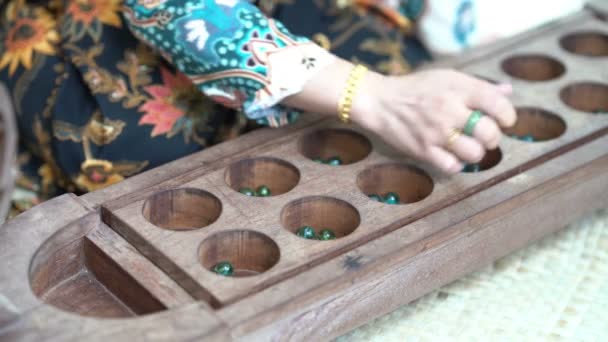 Kvinna Hand Spelar Congkak Traditionell Malajiska Två Spelare Spel Där — Stockvideo