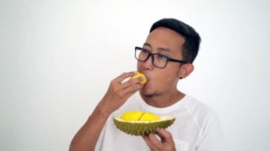 Durian yiyen adam, beyaz arka planda..