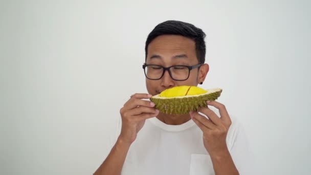 Homem Amor Durian Cheiro Fundo Branco — Vídeo de Stock