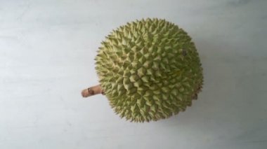 Durian ahşap masada dön..