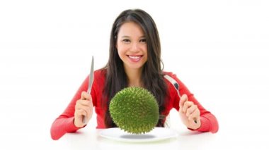 Çatal ve bıçakla Durian yiyen bir kadın. Sinemacılar konsepti.