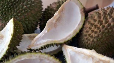 Masada kalan Durian, kabuklar ve tohumlar.