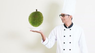 Şef elinde Durian yüzen bir tabak tutuyor ve yukarıda dönüyor. Sinemacılar konsepti.