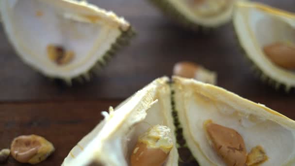 Överblivna Durian Snäckor Och Frön Bordet — Stockvideo