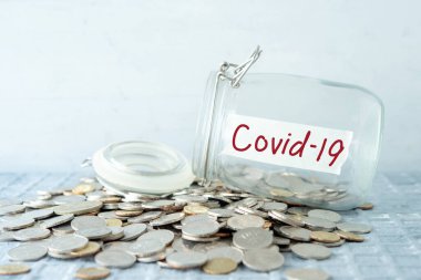 Covid19 etiketli cam para kavanozu, finansal konsept.